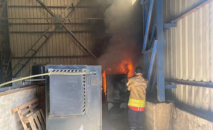 Hatay’da iş yerinde çıkan yangını itfaiye söndürdü