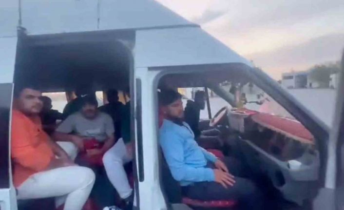 Hatay’da minibüs dolusu göçmen yakalandı