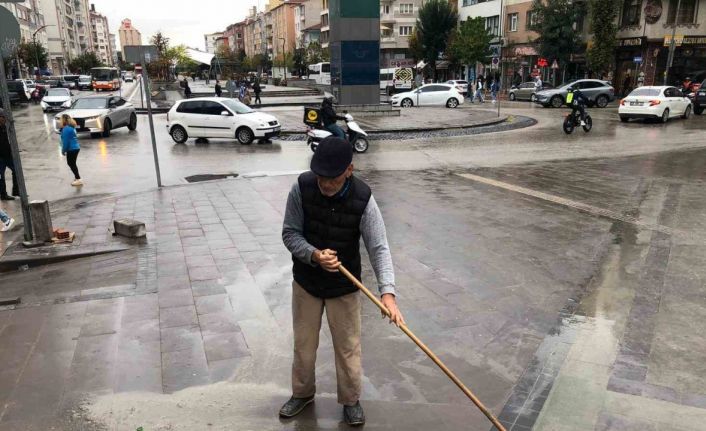 Hatboyu Caddesi’ni görevliler değil 63 yaşındaki vatandaş temizledi