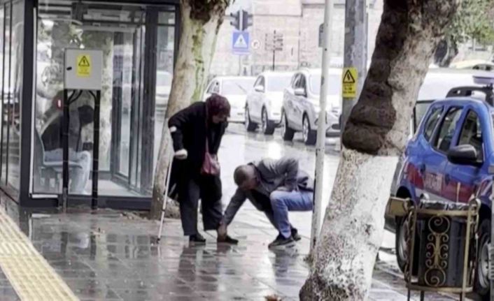 Hayırlı evlat: Bankaya çamurlu girmesin diye annesinin ayakkabısını elleriyle temizledi