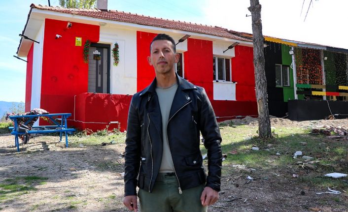 Hem imam hem de öğretmen: Atıl haldeki okulu, gençlik merkezine çevirdiler