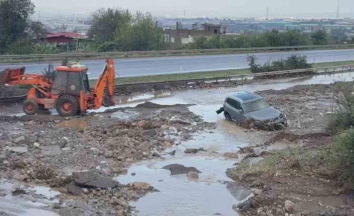 Heyelanın kapattığı otoyolda araçlar mahsur kaldı