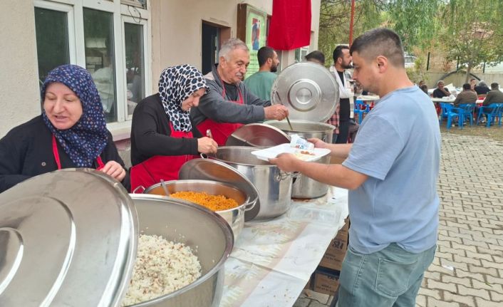 Hisarcık Yukarı Yoncaağaç köyünde 13 yıldır sürdürülen hayır yemeği geleneği