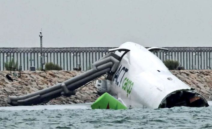 Hong Kong’a inişi sırasında pistten çıkan kargo uçağı denize sürüklendi