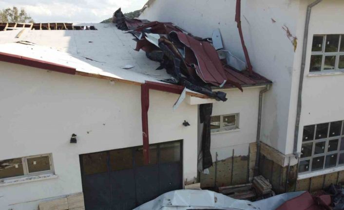 Hortum öğrenciler içerideyken okulu vurdu, çatıyı uçurdu, ağaçları devirdi