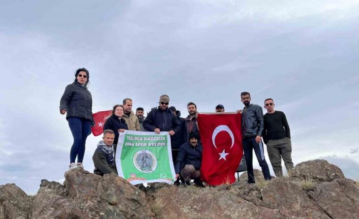 Iğdır’da dağcılardan Cumhuriyet Bayramı’na özel Tekelti Dağı zirve tırmanışı