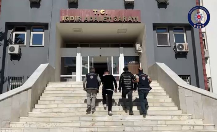 Iğdır’da kaçak 10 Afgan göçmen ve göçmenleri taşıyan 2 kişi yakalandı