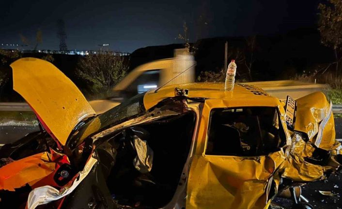 İki kamyonun arasında kağıt gibi ezilen taksi sürücüsü yaralandı