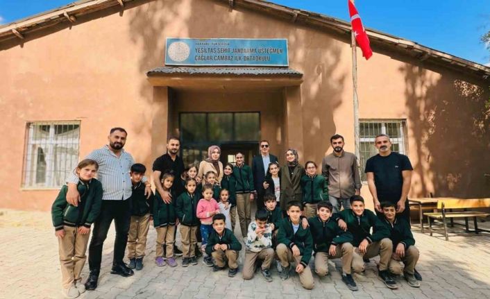 İki öğretmen binlerce kilometre yol kat ederek sınırdaki çocuklara yardım ulaştırdı