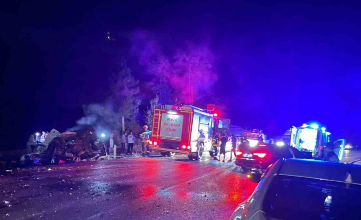 İki otomobil kafa kafaya çarpıştı: 1 ölü, 4 yaralı