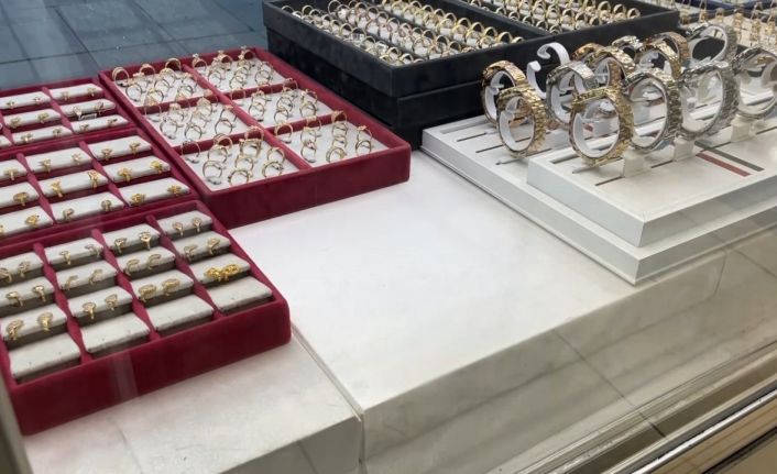 İkisi oyaladı, biri vitrindeki milyonluk altın yüzükleri çaldı