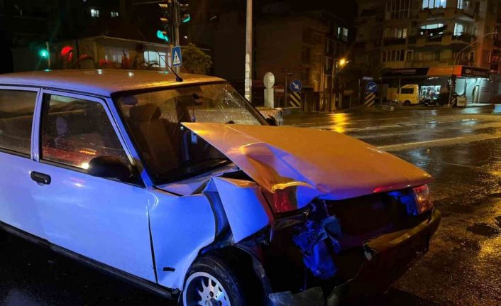 İncirliova’da ışıkta bekleyen araca, otomobil çarptı