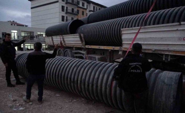 İnşaatta üzerine 750 kilo plastik boru düşen sürücü ağır yaralandı