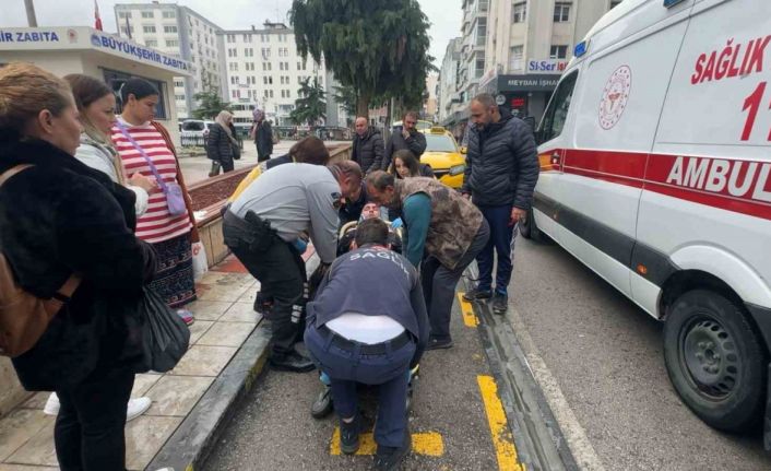 İnsanlık ölmemiş: Fenalaşıp yere düşen kişiye ilk yardım vatandaşlardan