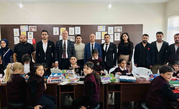 İran sınırındaki öğrencilere 21 çeşit zeka oyunu seti hediye edildi