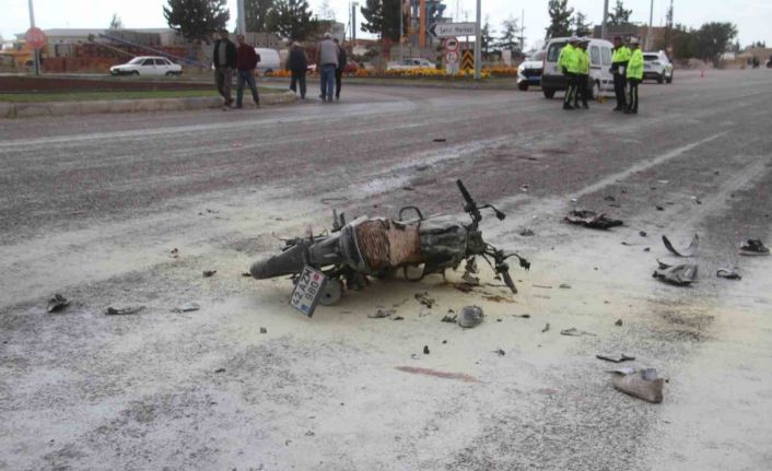 İşçi servisi ile çarpışan motosiklet alev aldı: 2 kişi yaralandı