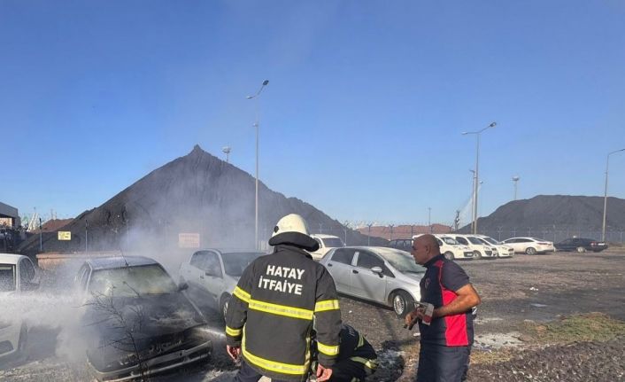 İskenderun’da park halindeki otomobil yandı