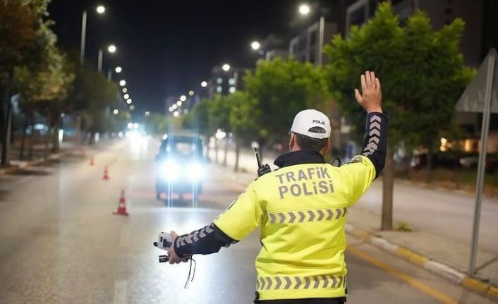 Isparta’da modifiyeli araçlara gece denetimi