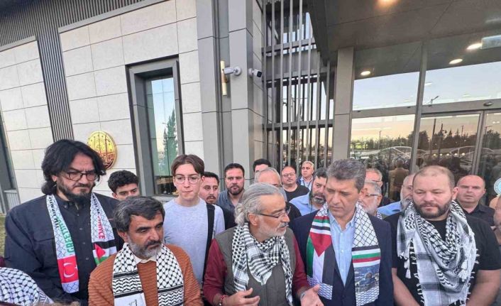 İsrail’in alıkoyduğu 2 aktivist Antalya’ya döndü