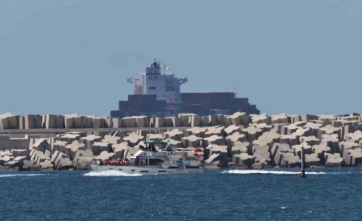 İsrail’in alıkoyduğu Küresel Sumud Filosu’ndaki aktivistler Aşdod Limanı’na getirildi