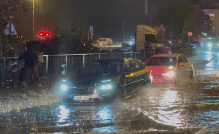 İstanbul’da aniden bastıran sağanak yağmur hayatı felç etti