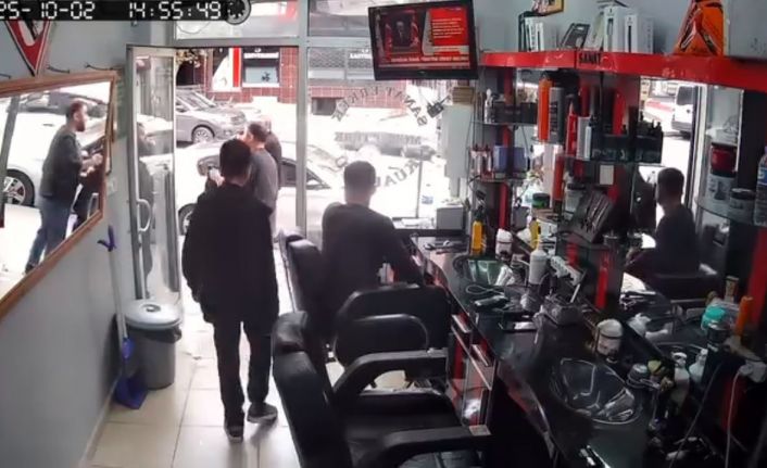 İstanbul’da bakkal ve berberde deprem anı kamerada: Vatandaşlar panikle dışarıya çıktı