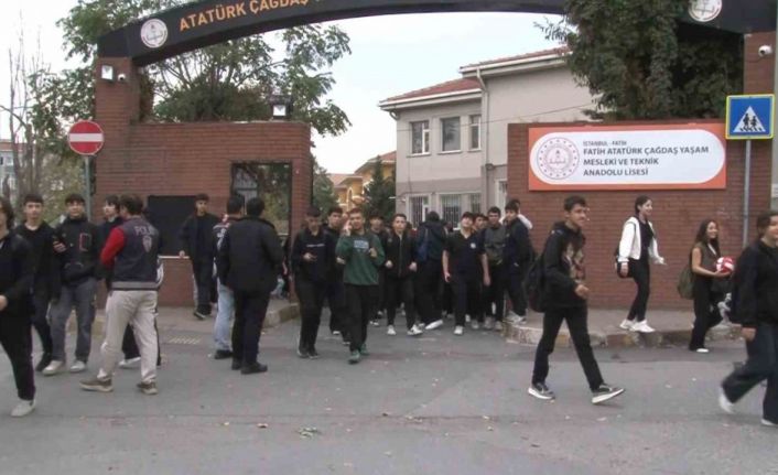 İstanbul’da beklenen sağanak yağış nedeniyle öğrenciler okullarından erken çıktı