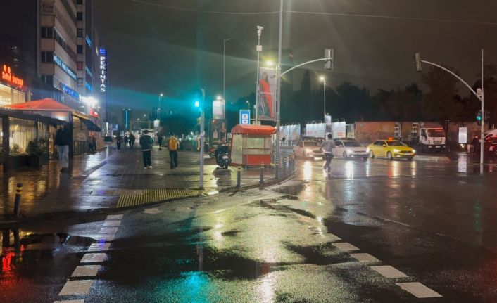 İstanbul’da depremi hisseden vatandaşlar sokağa döküldü