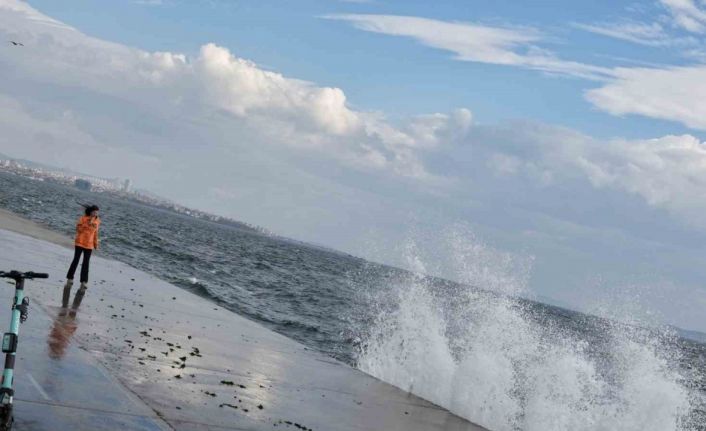 İstanbul’da şiddetli rüzgar nedeniyle dalgalar oluştu