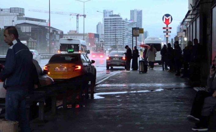 İstanbul’da vatandaşlar güne yağmurla uyandı