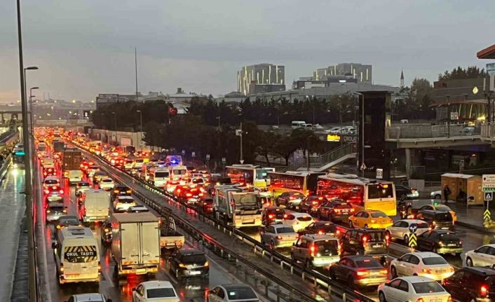 İstanbul’da yağışla birlikte trafik yoğunluğu yüzde 81’e ulaştı