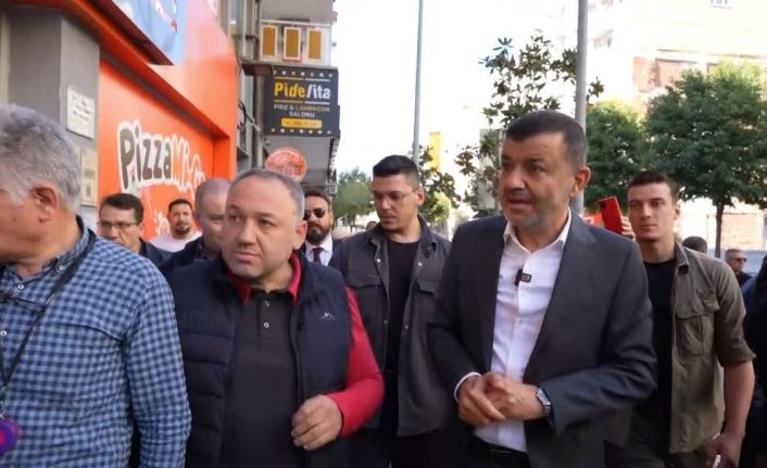 İstiklal Caddesini ziyarete giden Başkan Çavuşoğlu, esnafın tepkisiyle karşılaştı