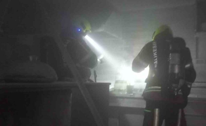 İşyerinin de fritöz yangınında duman paniği