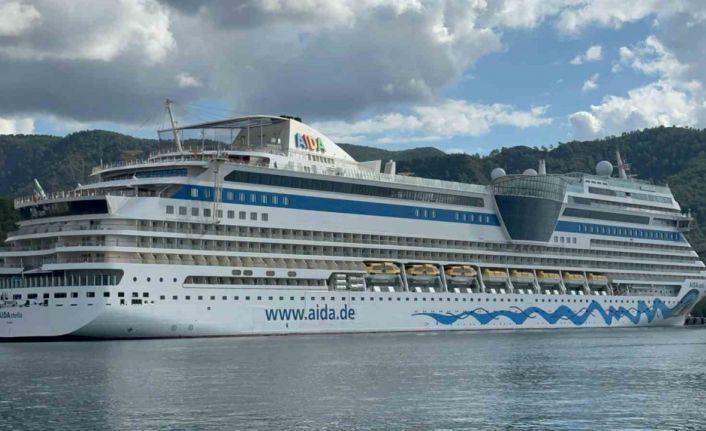 İtalya bayraklı dev kruvaziyer Marmaris’e 2 bin 500 yolcusuyla geldi