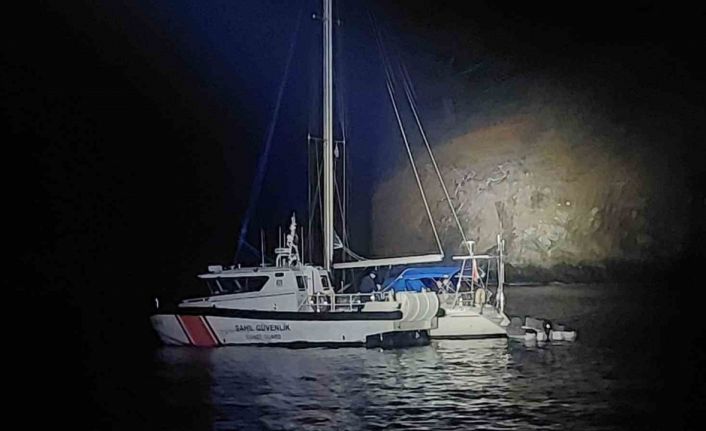 İtalya rotasındaki yelkenli teknede 4 göçmen kaçakçısı ve 35 düzensiz göçmen yakalandı