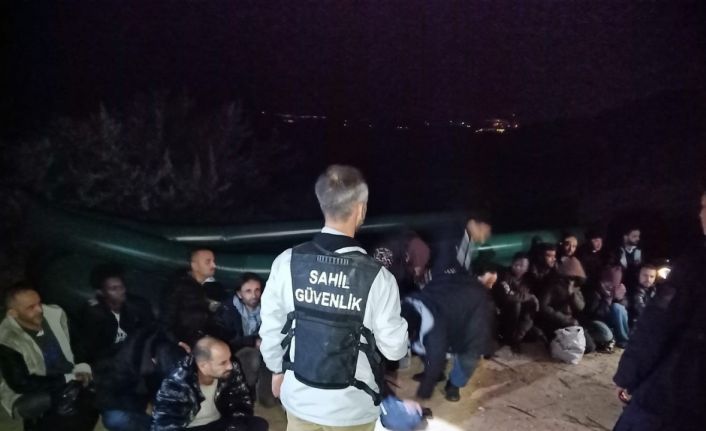 İzmir açıklarında 33 düzensiz göçmen kurtarıldı, 50 göçmen yakalandı