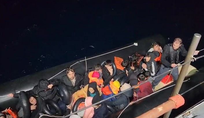 İzmir açıklarında peş peşe göçmen yakalama ve kurtarma operasyonları