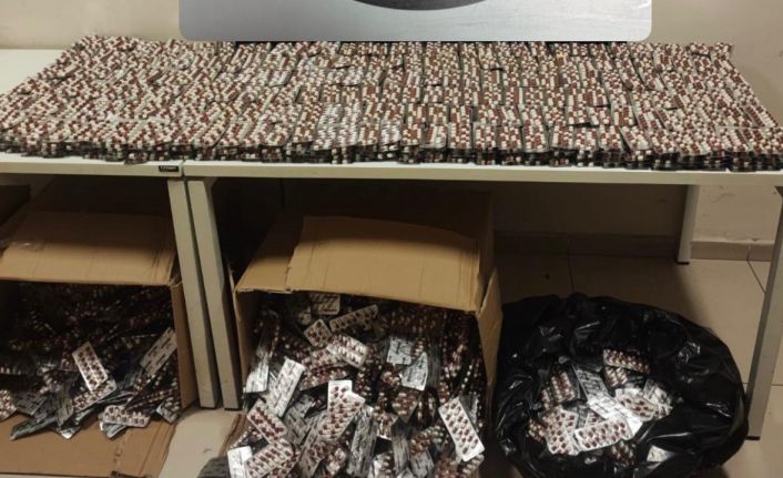 İzmir’de binlerce uyuşturucu nitelikli hap ele geçirildi