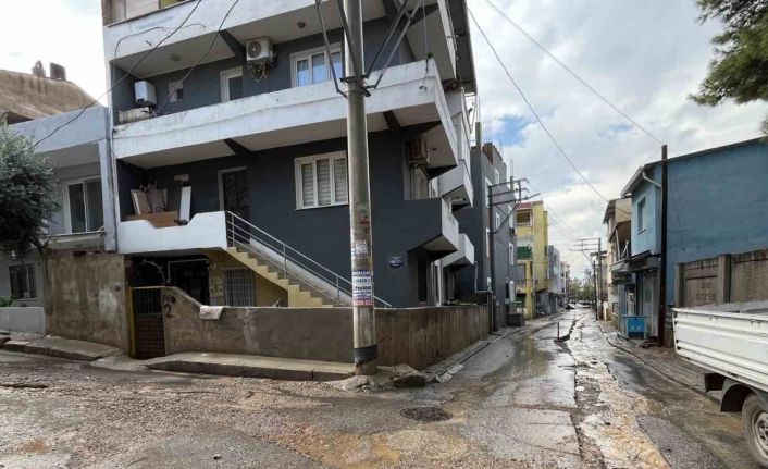 İzmir’de etkili olan sağanak sonrası yollar göle döndü
