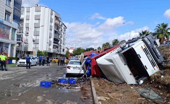İzmir’de kontrolden çıkan tırın 2 aracı ezdiği anlar kamerada