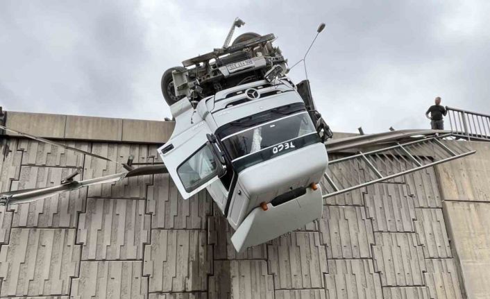 İzmir’de viyadükte askıda kalan tırın kaza anı kamerada