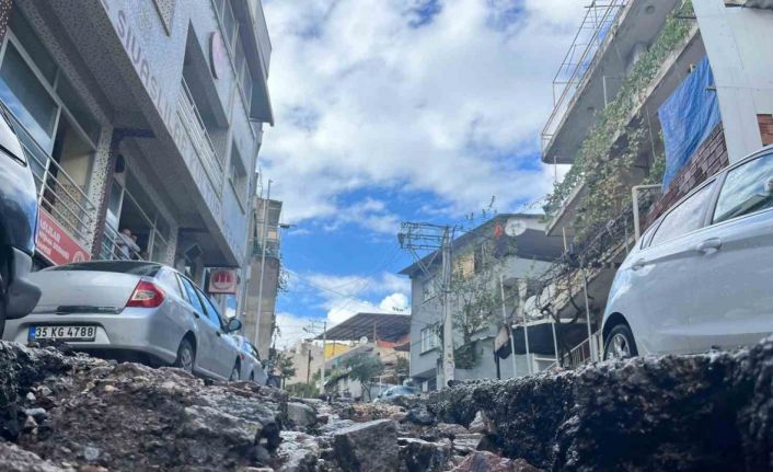 İzmir’deki sağanak bozuk yolları dere yatağına çevirdi