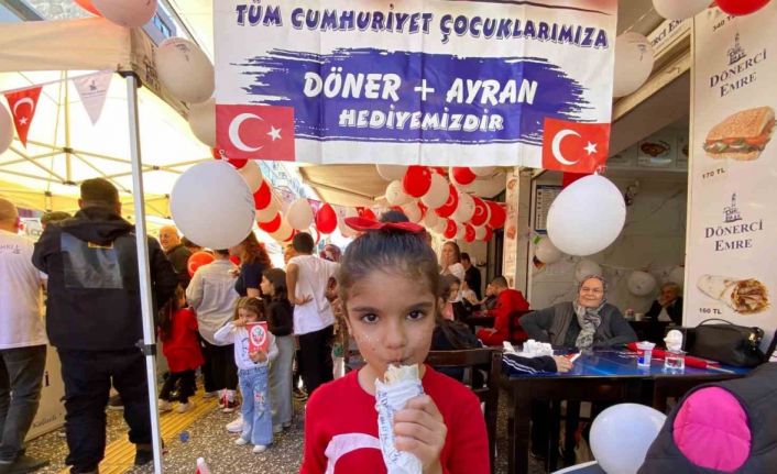 İzmirli dönerci geleneği sürdürdü, 29 Ekim’de çocuklara ücretsiz döner ikramı