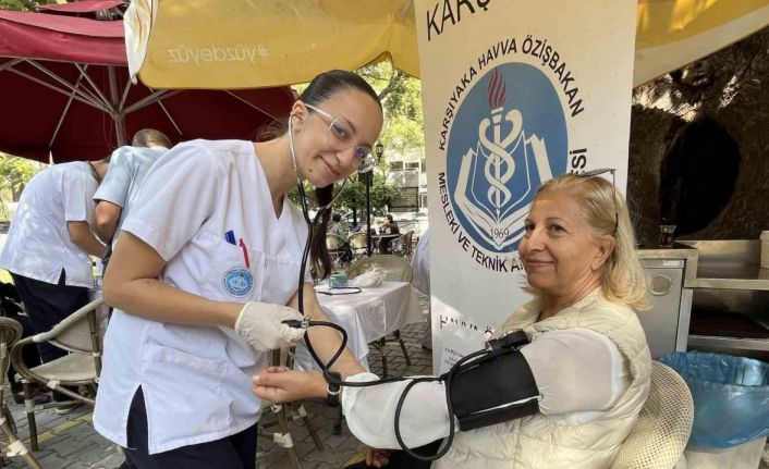 İzmirli lise öğrencilerinden yaşlılara sağlık eli