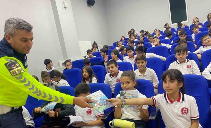 Jandarma 142 öğrenciye trafiği anlattı