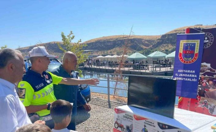 Jandarma ekipleri, trafik bilgilendirme standı açtı