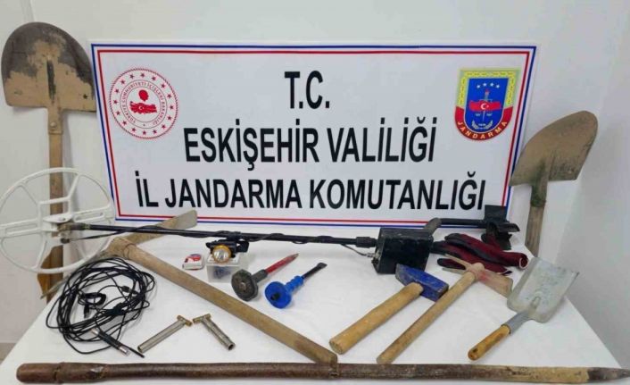 Jandarma tarafından, kaçak kazı yaparken yakalanan 3 şüpheli tutuklandı