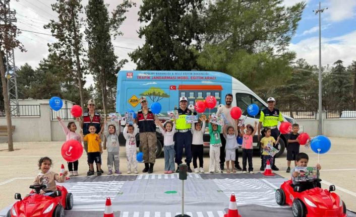 Jandarmadan mobil trafik aracı ile 118 öğrenciye trafik eğitimi