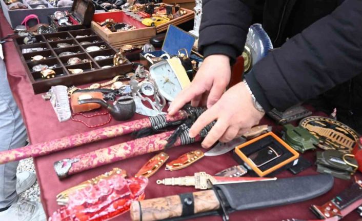 Japon kılıçlarından Osmanlı saatlerine birçok ürünün bulunduğu antika tezgahına yoğun ilgi