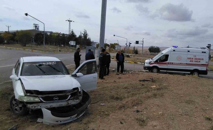 Kafa kafaya çarpışan otomobiller hurdaya döndü: 4 yaralı